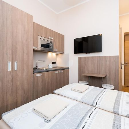 פראג Manesova Astra Apartment מראה חיצוני תמונה