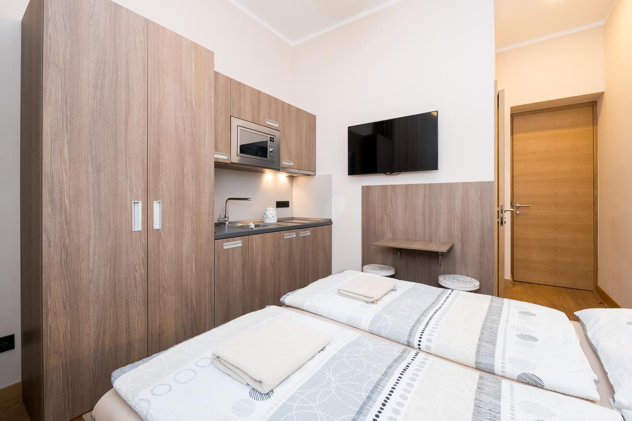 פראג Manesova Astra Apartment מראה חיצוני תמונה