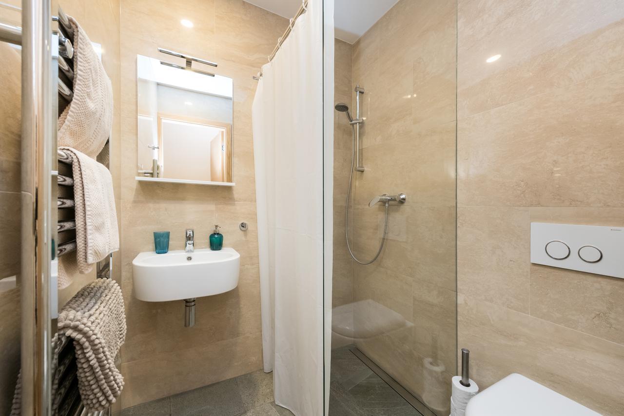 פראג Manesova Astra Apartment מראה חיצוני תמונה